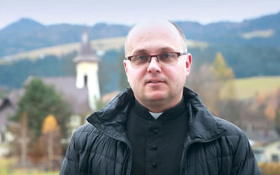 Ks. Wojciech Knutelski po święceniach pracował 5 lat w Polsce, następnie wyjechał do Norwegii, a po powrocie do Polski i kilku kolejnych latach, podjął pracę duszpasterską na północy Szwecji, gdzie w Umeå jest proboszczem.