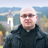 Ks. Wojciech Knutelski po święceniach pracował 5 lat w Polsce, następnie wyjechał do Norwegii, a po powrocie do Polski i kilku kolejnych latach, podjął pracę duszpasterską na północy Szwecji, gdzie w Umeå jest proboszczem.