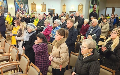 Modlitwa wolontariuszy i rodzin, których członkowie  już odeszli. 