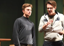 Główną rolę gra kl. Norbert Paciorek. – Na nim spoczywa główny ciężar, ale wszyscy aktorzy radzą sobie świetnie – ocenia reżyser Marcin Kwaśny.