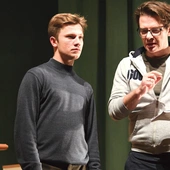 Główną rolę gra kl. Norbert Paciorek. – Na nim spoczywa główny ciężar, ale wszyscy aktorzy radzą sobie świetnie – ocenia reżyser Marcin Kwaśny.