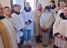 Ksiądz Stanisław Piekielnik oraz alumni z wiernymi parafii Błogie Szlacheckie.