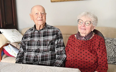 Pan Stanisław i pani Irena poznali się w Dobiegniewie. Pobrali się 29 października 1955 r. w Piławie Górnej. Od 1976 r. mieszkają w Gorzowie Wlkp. Mają trójkę dzieci, trzech wnuków i dwoje prawnucząt. Należą do parafii pw. Najświętszego Zbawiciela, gdzie ostatnio wraz z bliskimi dziękowali za rocznicę. – Jubileusz naszych parafian stał się okazją do przypomnienia ich drogi życia i uświadomienia pięknego powołania do życia w małżeństwie i rodzinie. Ich uczucie i decyzja o wspólnej drodze zostały wzmocnione …