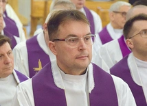 Ks. R. Zaborski jest psychologiem i psychoterapeutą. 