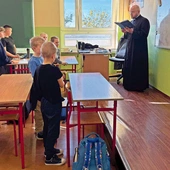 Ks. Mariusz Szypa wraz z dziećmi – członkami koła różańcowego w czernickiej szkole.