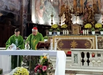 Pielgrzymi z Domu Nadziei w Rzymie. Msza św. z kard. Krajewskim i gościna w jego domu