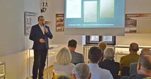 Wykład Adama Grabowskiego, dyrektora Muzeum Regionalnego, poświęcony był Stacji Opoczno.