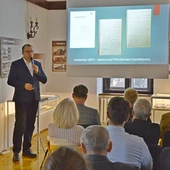 Wykład Adama Grabowskiego, dyrektora Muzeum Regionalnego, poświęcony był Stacji Opoczno.