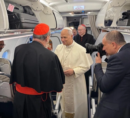 Leon XIV na pokładzie samoloto do Turcji