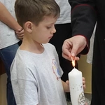 Wigilijna świeca Caritas już płonie