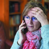 „Urząd” dzwoni w pilnej sprawie? Nie daj się nabrać cyfrowym oszustom podszywającym się pod publiczne instytucje