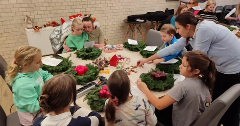 Biskup robił wieńce adwentowe z dziećmi