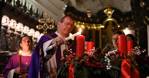 Trzy płomienie rozpoczęły czas czuwania