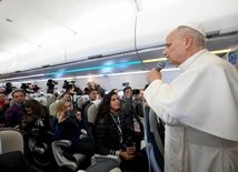 Papież z dziennikarzami na pokładzie samolotu
