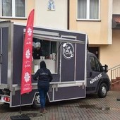 Ten food truck to odpowiedź na współczesne wyzwania. Jego główną ideą jest dotarcie do ludzi, którzy potrzebują wsparcia