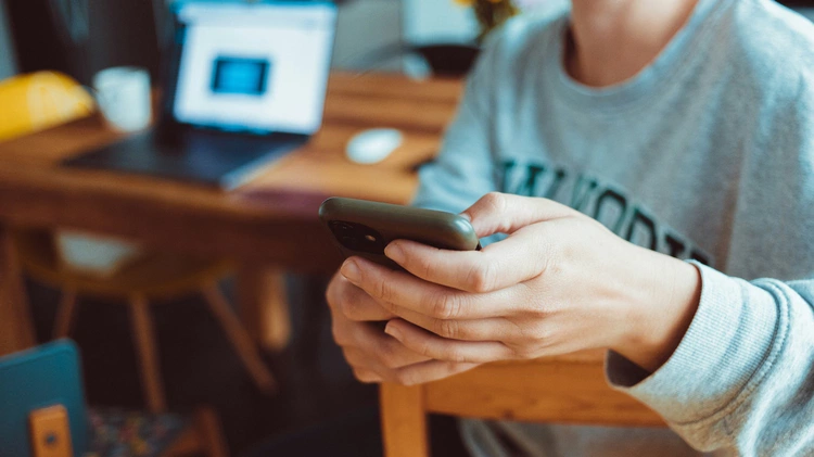 Polacy w cyfrowej bańce: jak algorytmy formują nasze opinie i podziały?