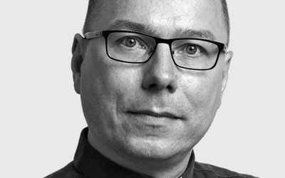 Bóg przychodzi i przechodzi przed naszymi oczami