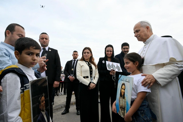 Modlitwa i łzy - Papież w miejscu wybuchu w porcie w Bejrucie