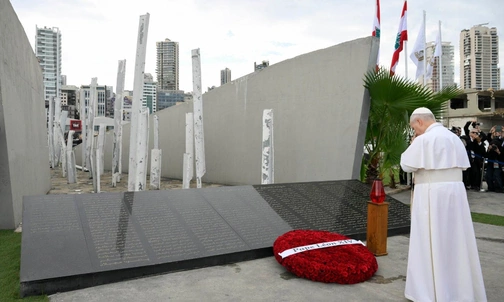 Modlitwa i łzy - Papież w miejscu wybuchu w porcie w Bejrucie