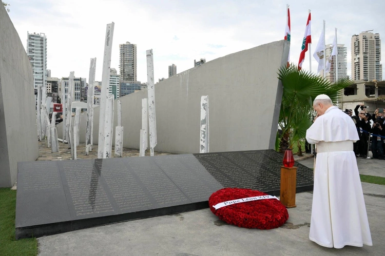 Modlitwa i łzy - Papież w miejscu wybuchu w porcie w Bejrucie
