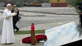 Modlitwa i łzy - Papież w miejscu wybuchu w porcie w Bejrucie