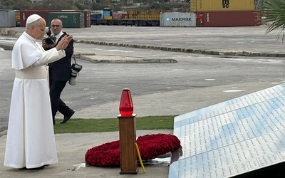 Modlitwa i łzy - Papież w miejscu wybuchu w porcie w Bejrucie