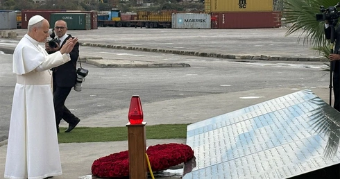 Modlitwa i łzy - Papież w miejscu wybuchu w porcie w Bejrucie