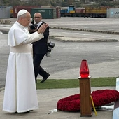 Modlitwa i łzy - Papież w miejscu wybuchu w porcie w Bejrucie