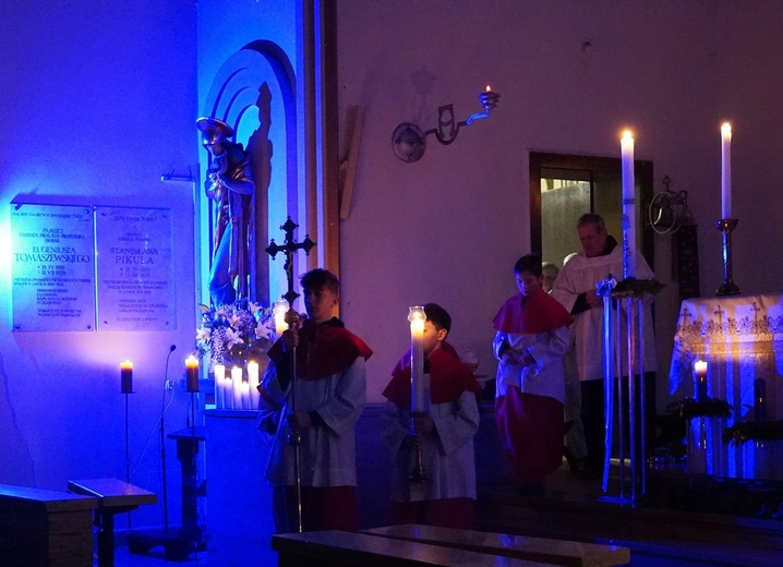 Odkryj piękno rorat w parafii Świętej Rodziny we Wrocławiu