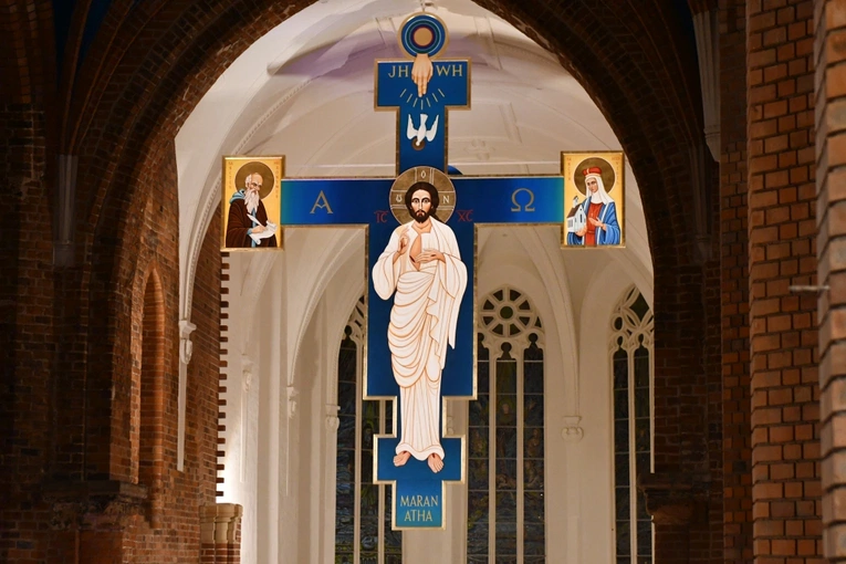 Krzyż z głogowskiej kolegiaty poświęcony