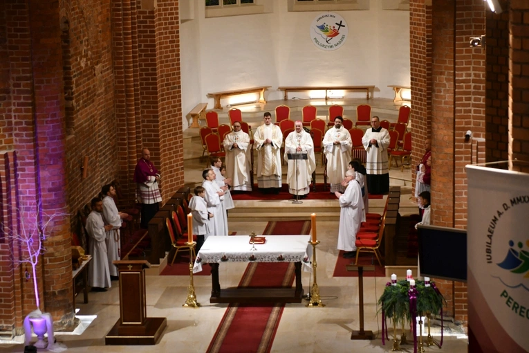 Krzyż z głogowskiej kolegiaty poświęcony