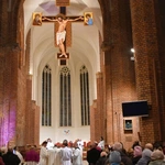 Krzyż z głogowskiej kolegiaty poświęcony