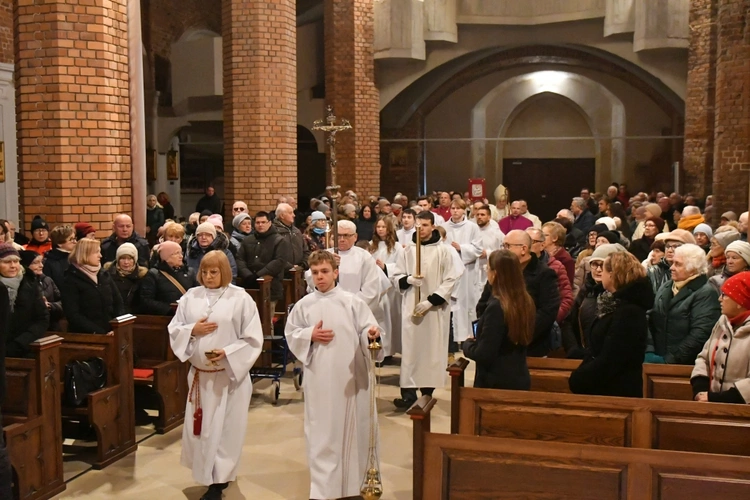 Krzyż z głogowskiej kolegiaty poświęcony