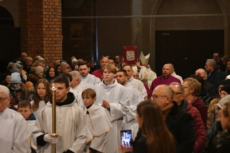 Krzyż z głogowskiej kolegiaty poświęcony