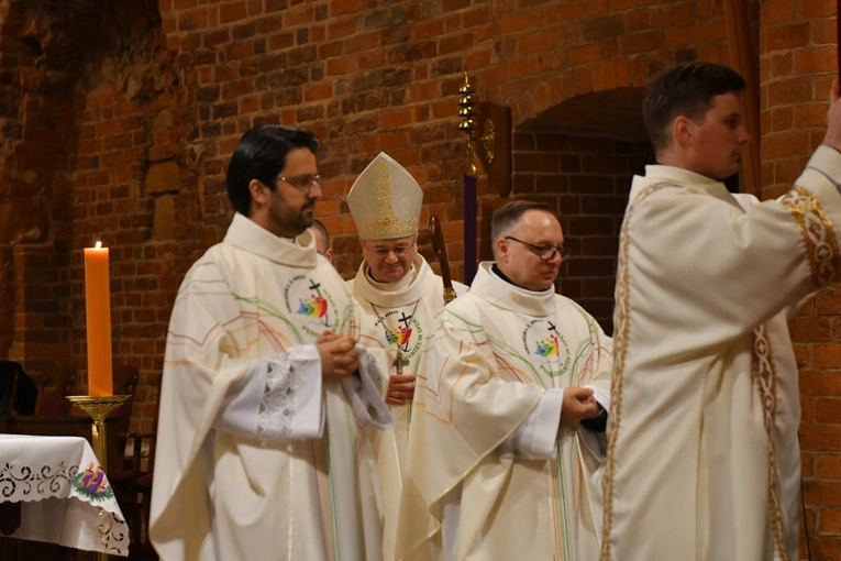 Krzyż z głogowskiej kolegiaty poświęcony