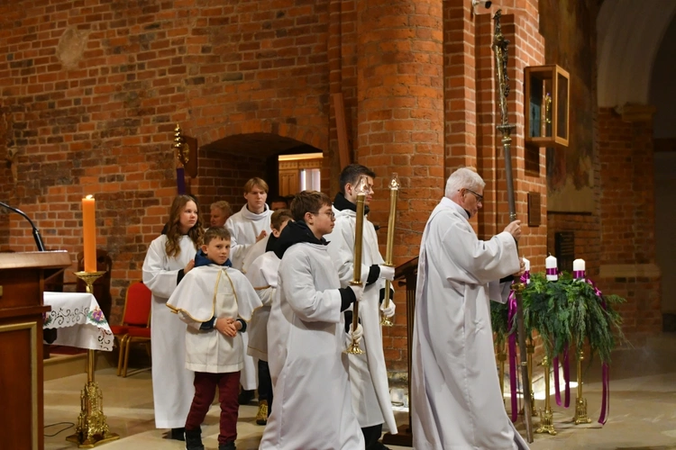 Krzyż z głogowskiej kolegiaty poświęcony