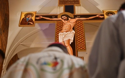 Krzyż z głogowskiej kolegiaty poświęcony