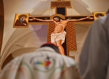 Biskup poświęcił wielki 7 metrowy krzyż z głogowskiej kolegiaty