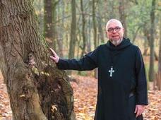 „Kto osiadł na skale, może medytować wszędzie”. Benedyktyn o szukaniu Bożej obecności
