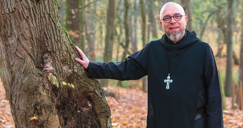 „Kto osiadł na skale, może medytować wszędzie”. Benedyktyn o szukaniu Bożej obecności