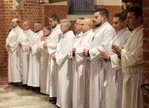 Posługę przyjęło 30 listopada dwunastu mężczyzn. 