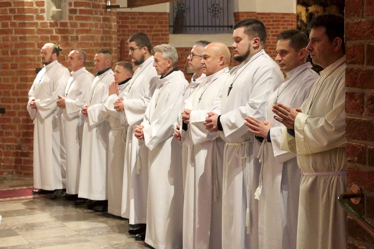 Posługę przyjęło 30 listopada dwunastu mężczyzn. 