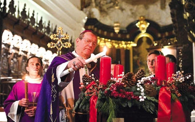 Uroczysty moment wieczornych nieszporów.