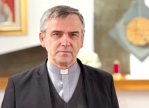 Ks. Krystian Piechaczek odpowiada za nadzwyczajnych szafarzy w diecezji gliwickiej. 