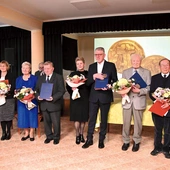 Laureaci i nominowani do tegorocznych medali Pro Consecratione Mundi z ks. prof. Tadeuszem Borutką (z lewej) i prezesem Andrzejem Kamińskim (z prawej). 