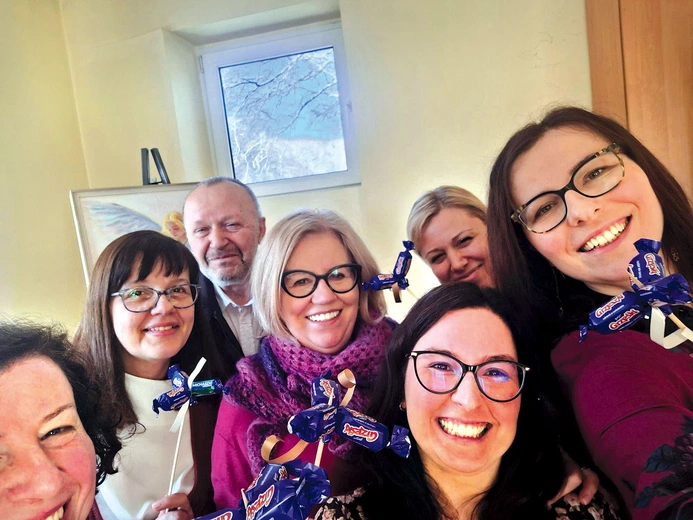 Ekipa „S.O.S.! Jestem w ciąży!” to pozytywni ludzie, którzy ofiarowują swój czas na rzecz tych, którzy znaleźli się w trudnej sytuacji życiowej.