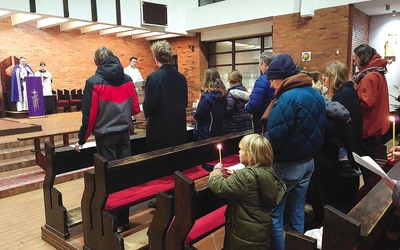 W pierwszej części nabożeństwa wierni czuwali z zapalonymi świecami.