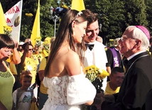 Dużą radością arcybiskupa było co roku witanie pielgrzymów wchodzących na Jasną Górę.