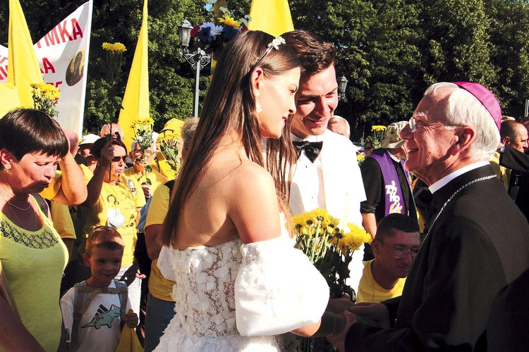 Dużą radością arcybiskupa było co roku witanie pielgrzymów wchodzących na Jasną Górę.