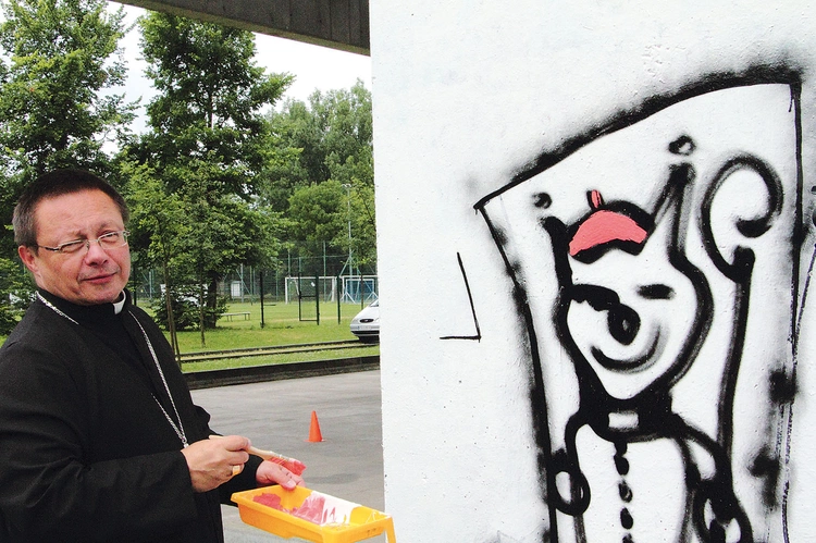 Kard. Ryś jest znany z dystansu do samego siebie. Podczas akcji ewangelizacyjnej „Jestem! W Hucie” w 2015 r. (również była jego inicjatywą) i malowania muralu namalował… rysia.